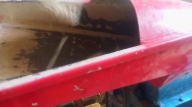Mısır koçanlı mısır, mısır kabuğu makinesine konuyor. Mısır kabuğu. Harman makinesi. Girdi sürecinin görünümünü kapat. Mısır gevreğini koçandan çıkarmanın bir yolu. El kamerası görüntüleri. Makinenin çıkardığı sesin sesi.