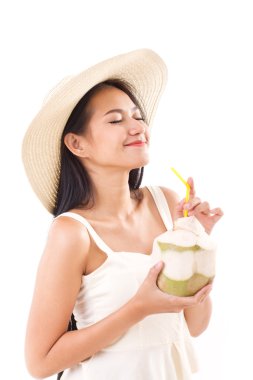 mutlu yaz kadının taze hindistan cevizi suyu