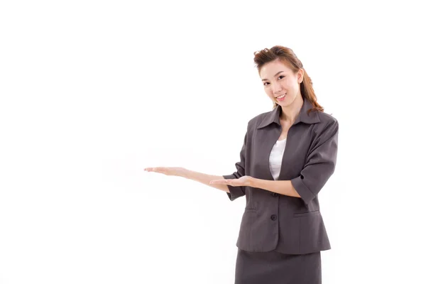 Jeune femme dirigeante d'entreprise pointant quelque chose, présentant — Photo