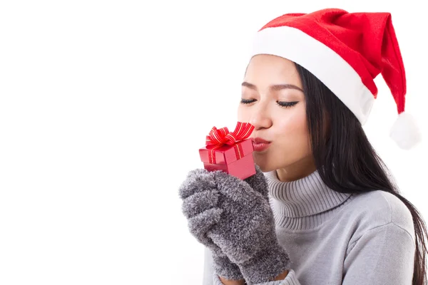 Šťastná žena s červeným krabičky a vánoční santa hat — Stock fotografie