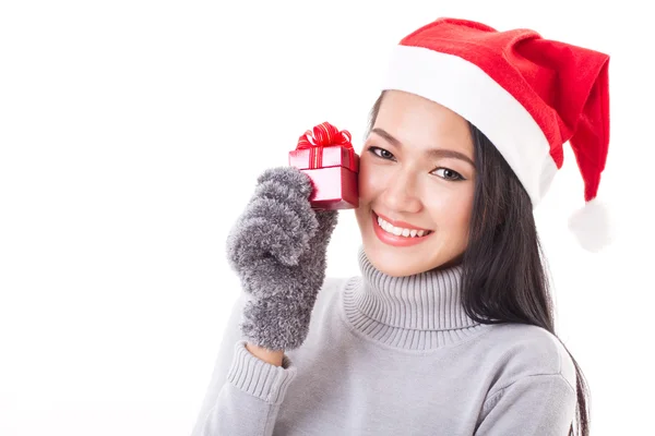 Šťastná žena s červeným krabičky a vánoční santa hat — Stock fotografie