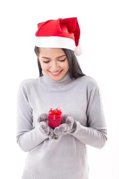 Šťastná žena s červeným krabičky a vánoční santa hat — Stock fotografie