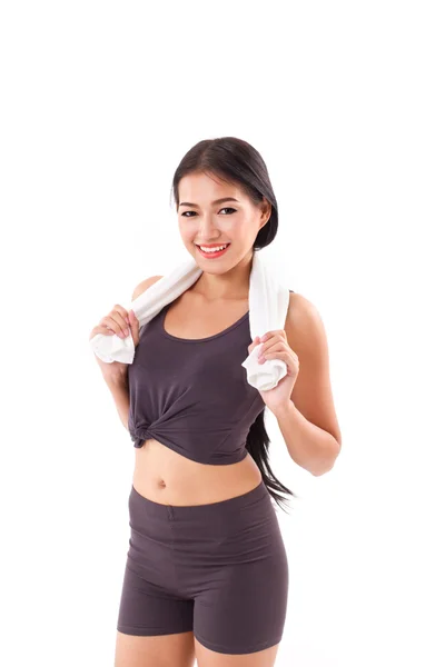 Heureuse, sportive, femme de fitness posant avec serviette — Photo