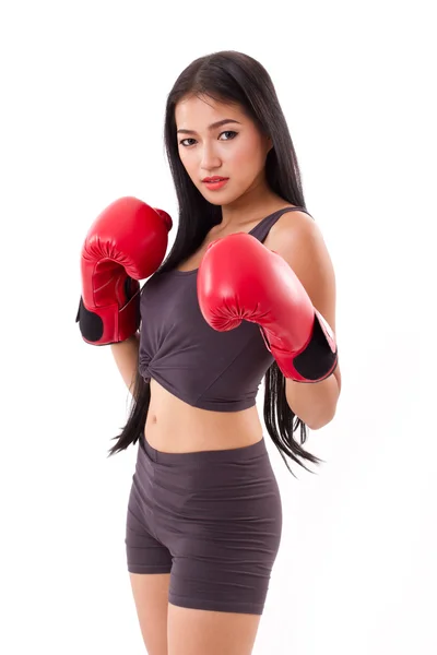 Pugilista mulher fitness forte ou lutador assumindo postura de luta — Fotografia de Stock