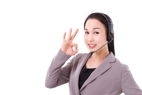 Счастливая женщина-руководитель службы по работе с клиентами, показывающая жест рукой — стоковое фото