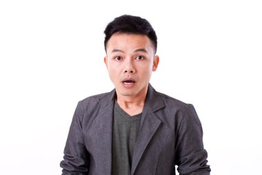 Beyaz arka plan üzerinde hayrete, şaşırmış adam portresi