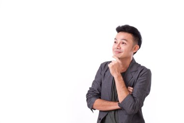 düşünme ve bakarken mutlu gülümseyen adam