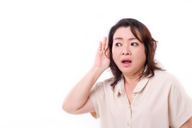 kötü haber için dinlerken hayrete, şok orta yaşlı kadın