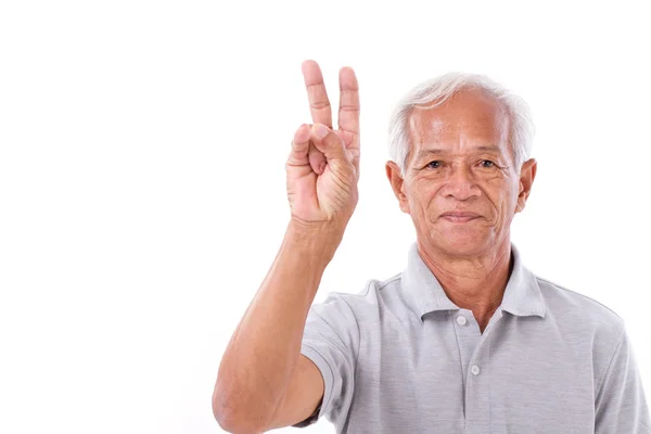 Hombre viejo levantando 2 dedos, gesto de victoria —  Fotos de Stock