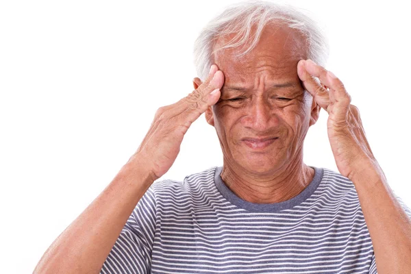 Hombre viejo enfermo que sufre de dolor de cabeza, migraña — Foto de Stock