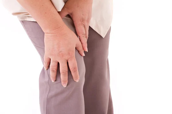 Středního věku žena trpí bolestí kolena, poranění nebo arth — Stock fotografie