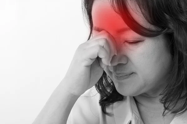 Ziek, benadrukt vrouw lijden aan hoofdpijn, migraine — Stockfoto