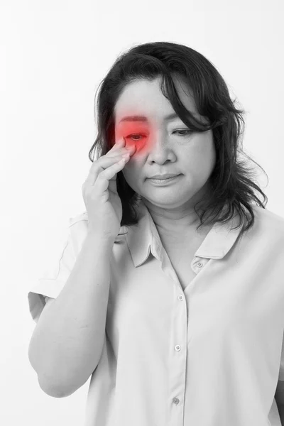 Femme d'âge moyen ayant un problème de vision, myopie, hypermétropie, problème oculaire — Photo
