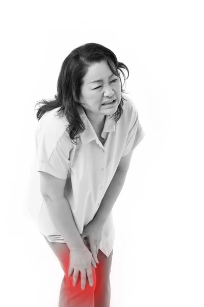 Mujer de mediana edad que sufre de dolor de rodilla, lesión articular o arth — Foto de Stock