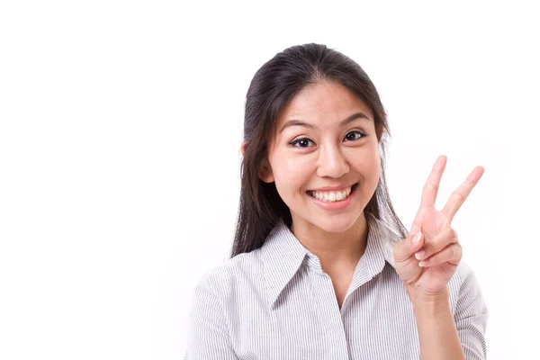 Gelukkige vrouw met 2 vingers gebaar, teken van de overwinning — Stockfoto