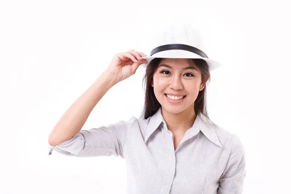 Beyaz şapka ile mutlu rahat Asyalı kadın — Stok fotoğraf