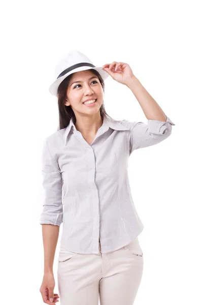 흰색 모자와 함께 행복 한 캐주얼 아시아 여자 — 스톡 사진