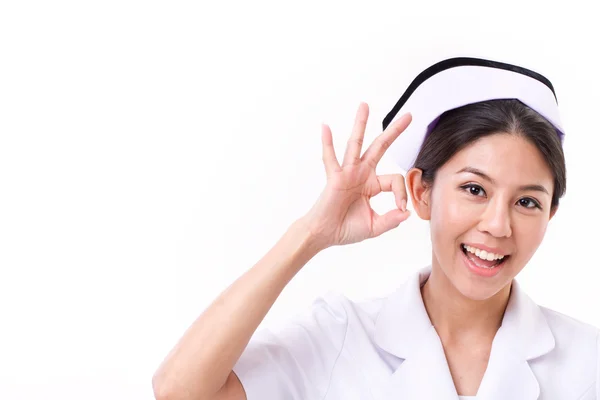 Enfermeira sorrindo fazendo ok gesto mão — Fotografia de Stock