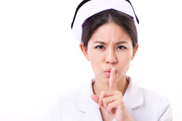 Enfermera seria pidiendo silencio con gesto de mano — Foto de Stock