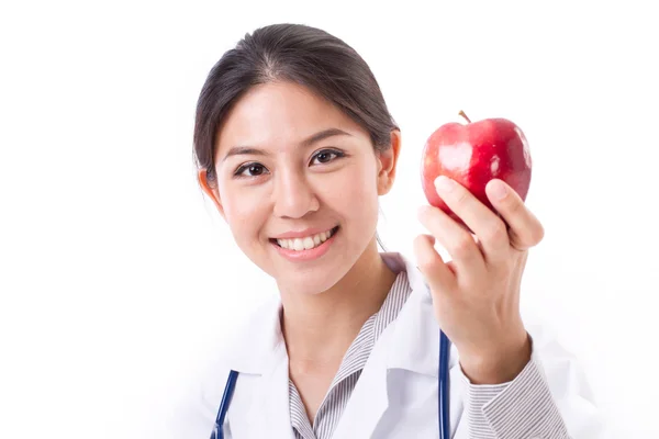 Médico femenino con la mano sosteniendo manzana roja, concepto de saludable fo —  Fotos de Stock