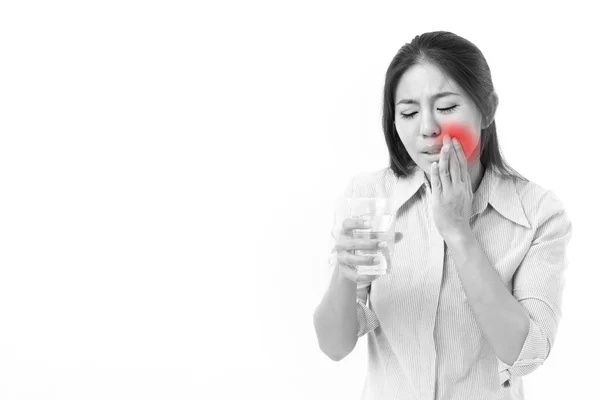 Mulher que sofre de sensibilidade dentária — Fotografia de Stock