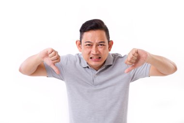 başparmak aşağı hareket veren, hayal kırıklığına uğramış kızgın, sinirli adam