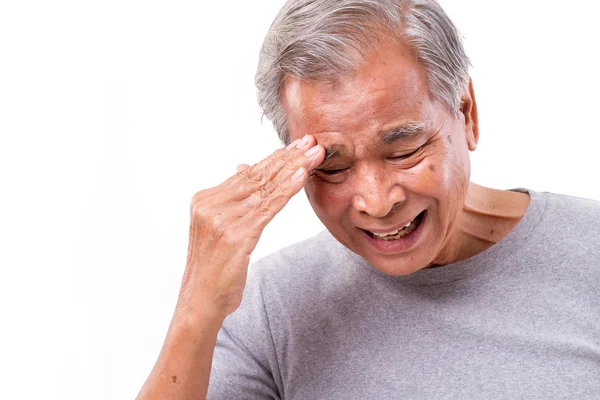 Senior man die lijden aan stress, hoofdpijn, migraine — Stockfoto