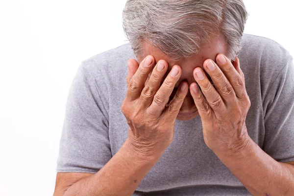 Hombre mayor que sufre de dolor de cabeza, estrés, migraña — Foto de Stock