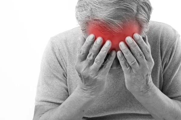 Homem idoso que sofre de dor de cabeça, estresse, enxaqueca — Fotografia de Stock