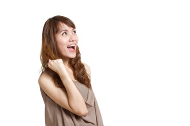 gülümseyen, mutlu, pozitif, heyecanlı, bağıran kadın yüz yukarı bakıyor