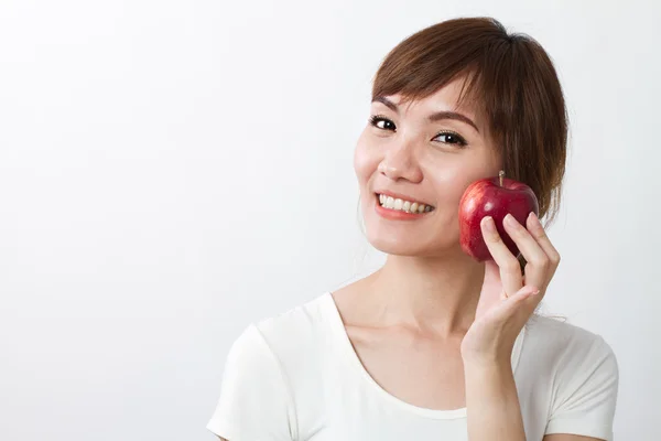 健康的亚裔女子和红红的苹果 — 图库照片
