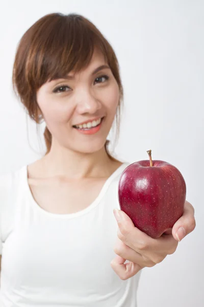 Roter Apfel in der Hand einer gesunden Asiatin — Stockfoto