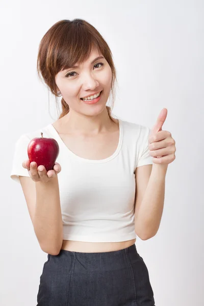 Gesunde Frau gibt Daumen auf mit rotem Apfel — Stockfoto