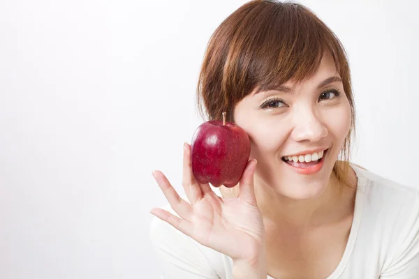 Gesunde asiatische Frau mit rotem Apfel, die dich ansieht — Stockfoto