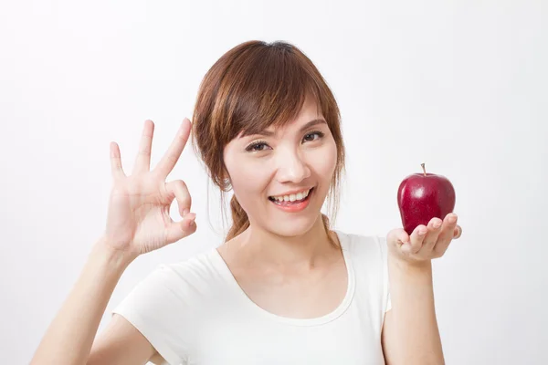 Mujer sana dando gesto de la mano ok con manzana roja — Foto de Stock