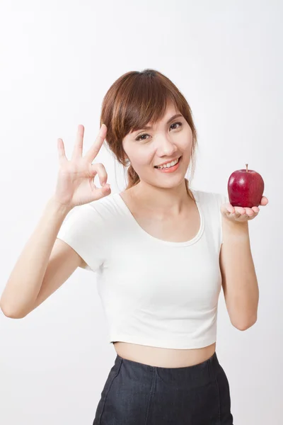 Gesunde Frau gibt ok Handgeste mit rotem Apfel — Stockfoto