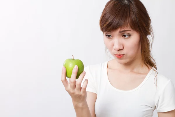 Здорова азіатська жінка дивиться на зелене яблуко — стокове фото