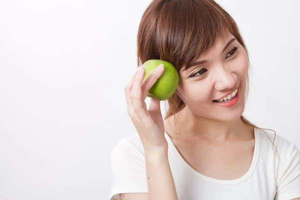 Здорова азіатська жінка з зеленим яблуком — стокове фото