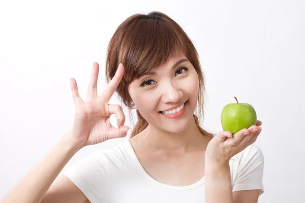 Mujer sana dando gesto de la mano ok con manzana verde — Foto de Stock