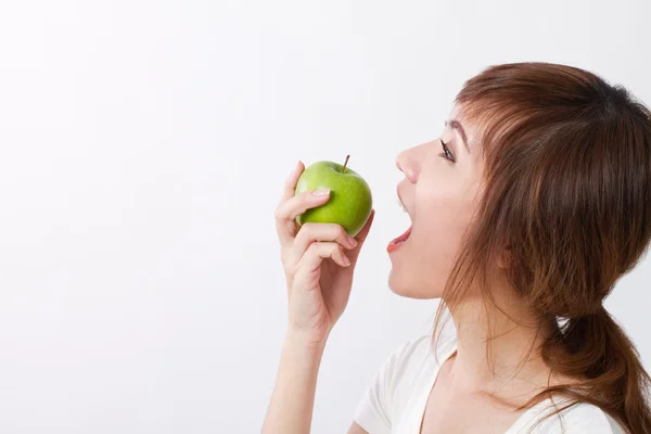 Zdravé Asijské žena vzhlédla při kousání, jíst zelené jablko — Stock fotografie