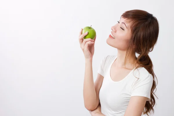 Gezonde Aziatische vrouw met hand met groene appel — Stockfoto