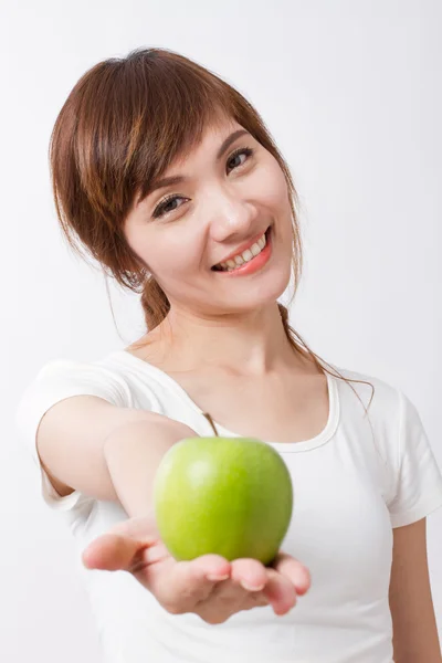 Manzana verde en la mano de mujer asiática saludable — Foto de Stock