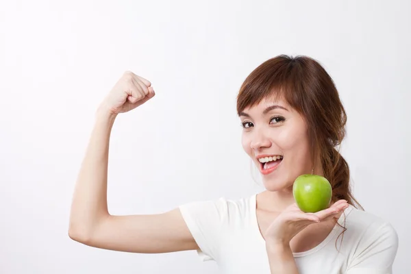 Здорова, сильна азіатка з зеленим яблуком, дивлячись на тебе — стокове фото