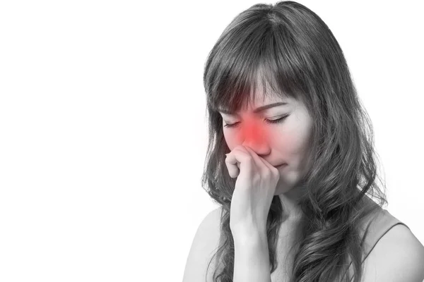 Женщина с простудой или гриппом, бегущий нос, белый изолированный фон — стоковое фото