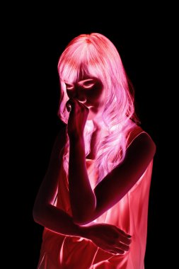 kadın soğuk ya da grip, çalışan burun, tehlike uyarı tarama stili ile