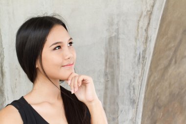 düşünme ve metin veya kopya için boş yere bakarak kadın