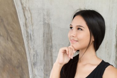 düşünme ve metin veya kopya için boş yere bakarak kadın