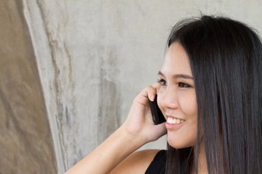 akıllı telefon ile mutlu ve pozitif kadın