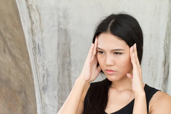 Retrato de mujer estresada con dolor de cabeza, estrés, migraña —  Fotos de Stock