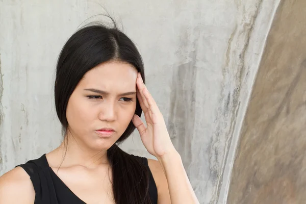 Ritratto di donna stressata con mal di testa, stress, emicrania — Foto Stock